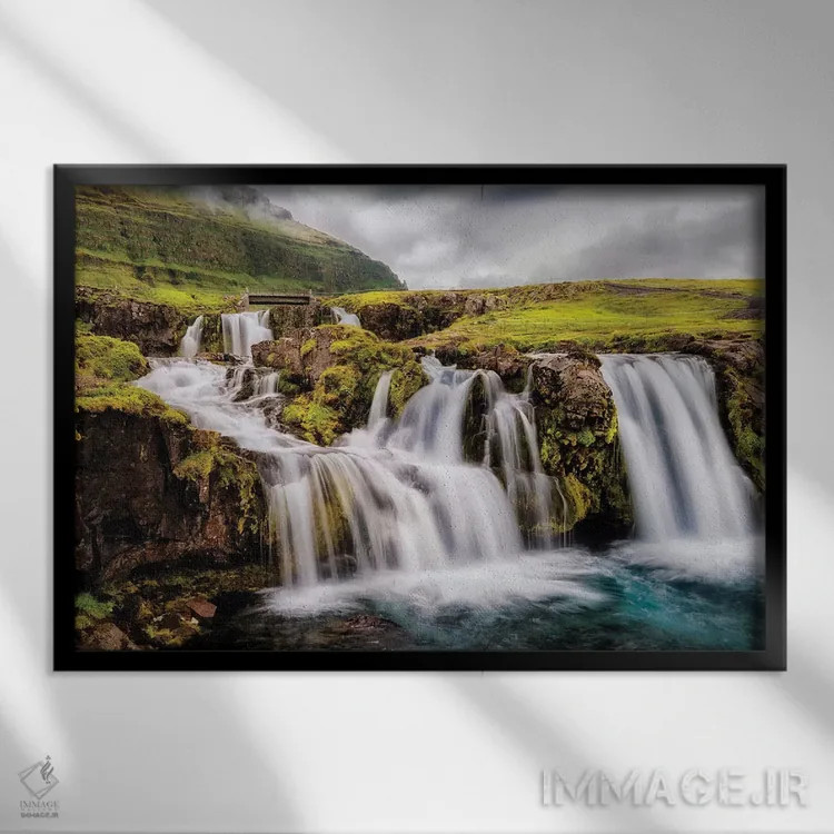 تابلو زیر آبشار اثر اندی اموس - نمای قابدار مشکی