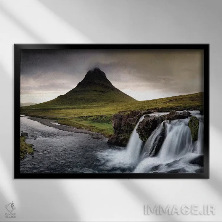 تابلو نزدیک آبشار اثر اندی اموس - نمای قابدار مشکی