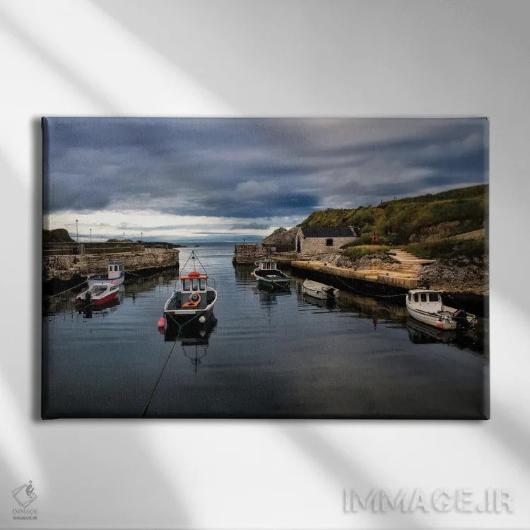 تابلو بندر ماهیگیری اثر اندی اموس - نمای روبهرو روی دیوار