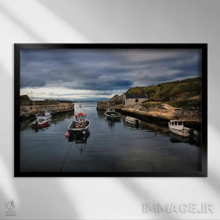 تابلو بندر ماهیگیری اثر اندی اموس - نمای قابدار مشکی