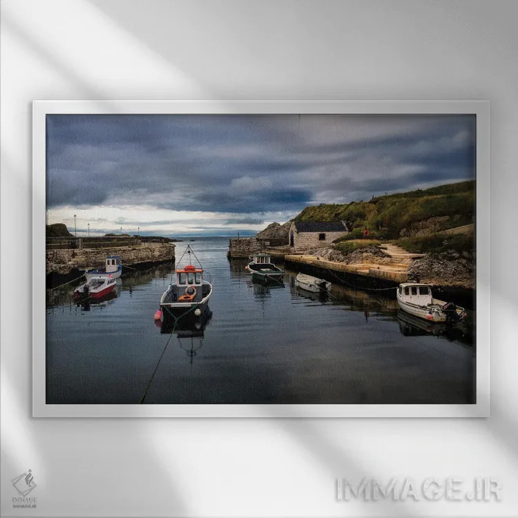 تابلو بندر ماهیگیری اثر اندی اموس - نمای قابدار سفید