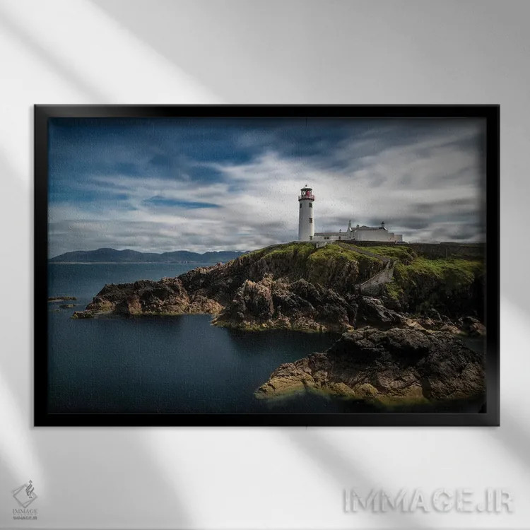 تابلو فانوس دریایی در لبهٔ اقیانوس اثر اندی اموس - نمای قابدار مشکی