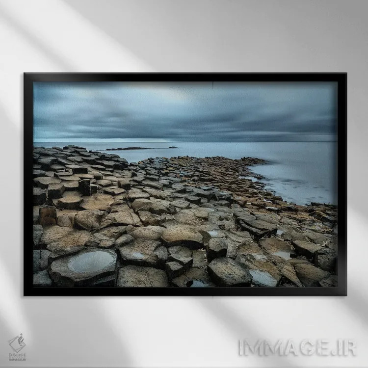 تابلو سواحل سنگی اثر اندی اموس - نمای قابدار مشکی