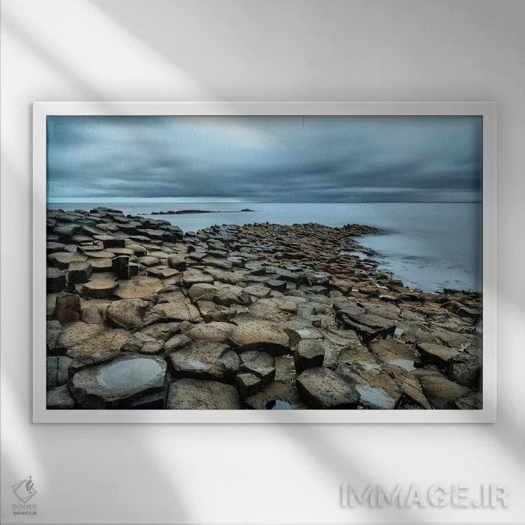 تابلو سواحل سنگی اثر اندی اموس - نمای قابدار سفید