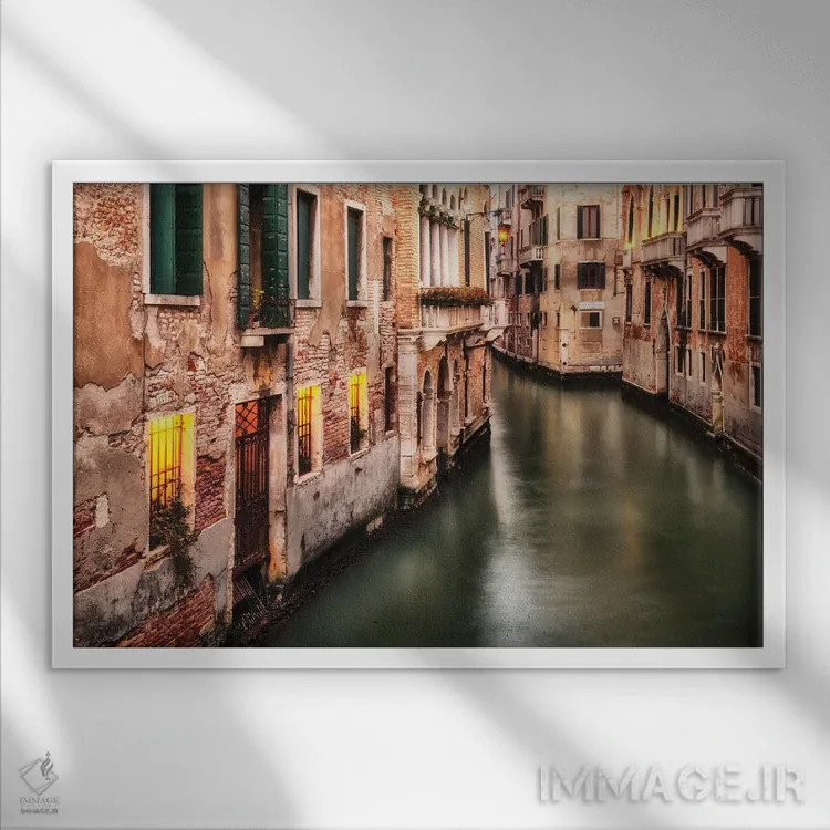 تابلو گرگ و میش ونیز اثر اندی اموس - نمای قابدار سفید