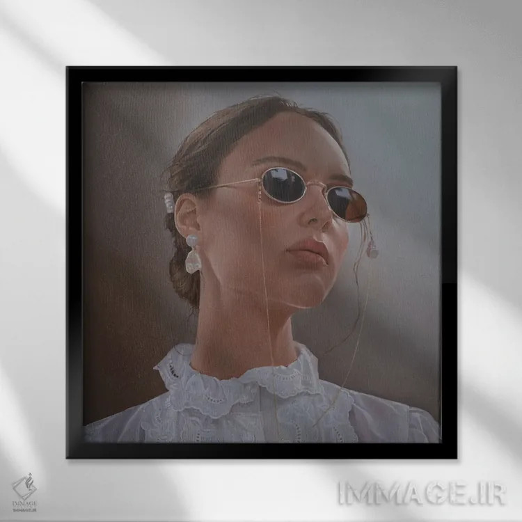 تابلو دختر با عینک آفتابی تیره اثر آرتور آنوخین - نمای قابدار مشکی