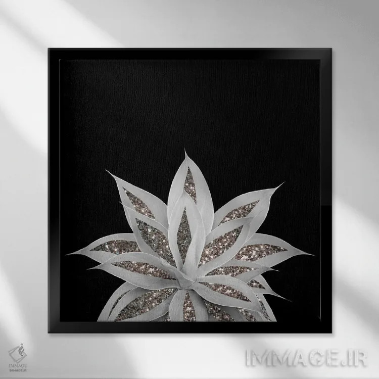 تابلو آگاو خاکستری با درخشش نقرهای I اثر هنر آنیتا و بلا - نمای قابدار مشکی