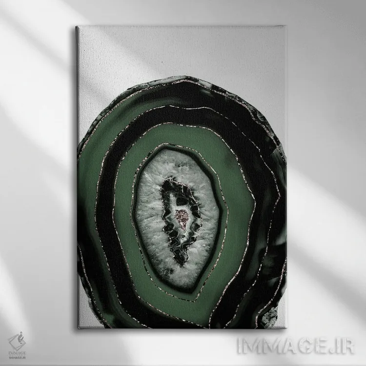 تابلو عقیق سبز و سیاه با درخشش طلایی I اثر هنر آنیتا و بلا - نمای روبهرو روی دیوار