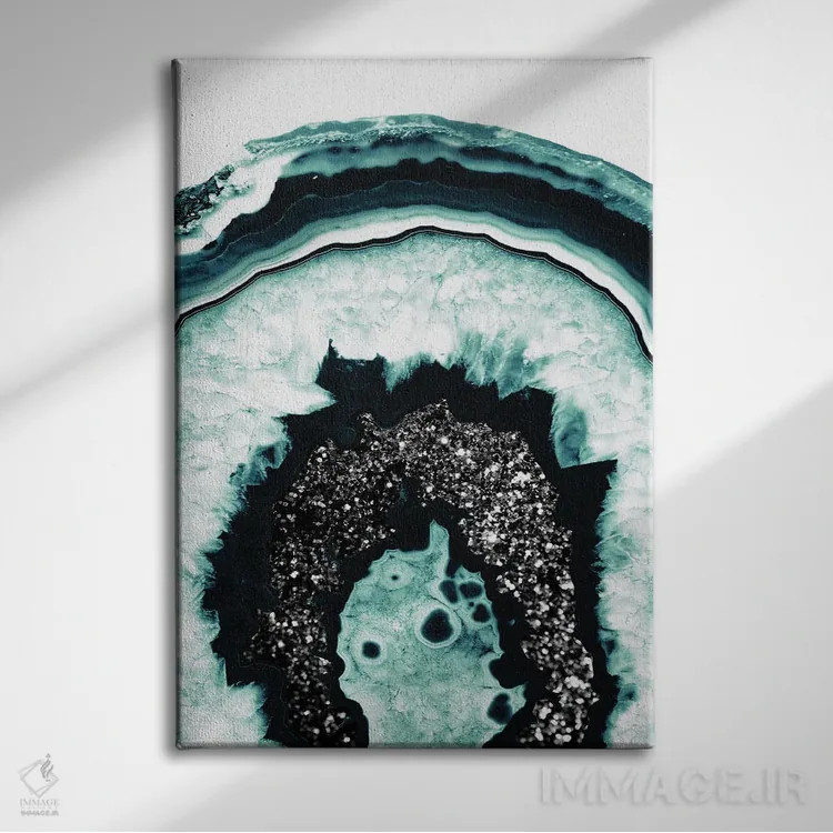 تابلو عقیق آبی یخی با درخشش سیاه I اثر هنر آنیتا و بلا - نمای روبهرو روی دیوار