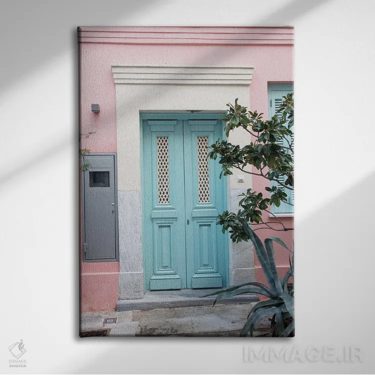 تابلو خانهٔ صورتی در آتن I اثر هنر آنیتا و بلا - نمای روبهرو روی دیوار