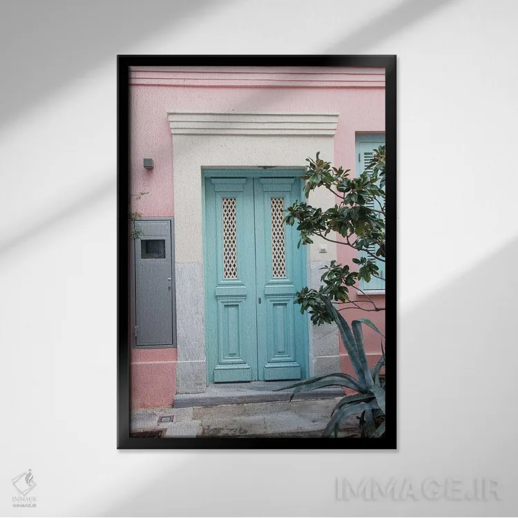 تابلو خانهٔ صورتی در آتن I اثر هنر آنیتا و بلا - نمای قابدار مشکی