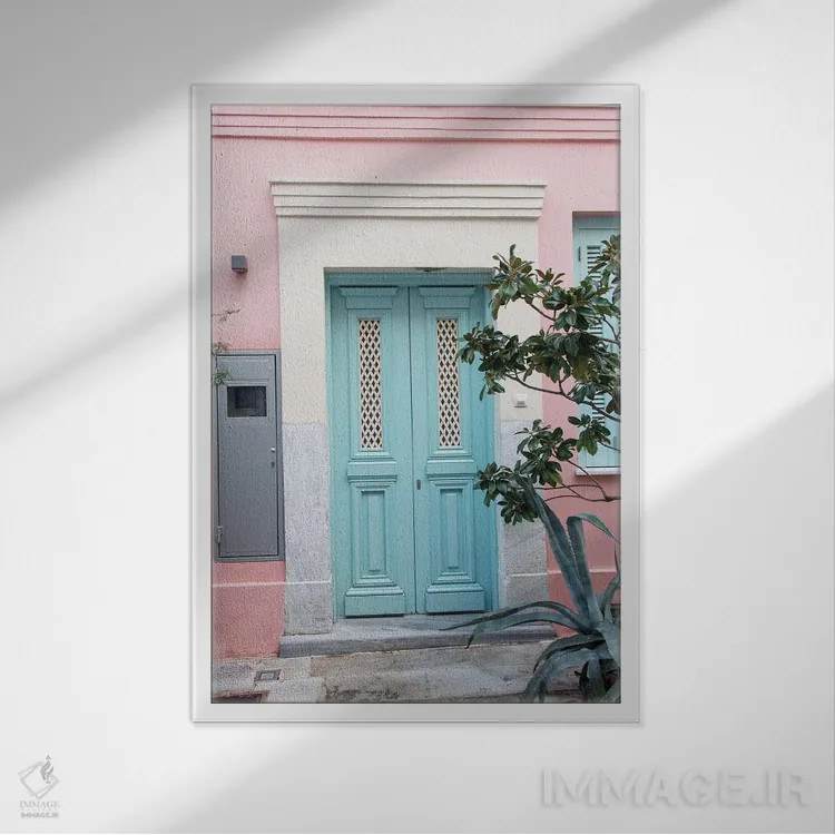 تابلو خانهٔ صورتی در آتن I اثر هنر آنیتا و بلا - نمای قابدار سفید