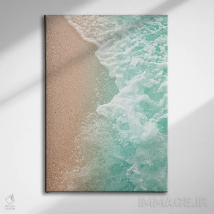 تابلو زیبایی اقیانوس بژ و زمردی ملایم I اثر هنر آنیتا و بلا - نمای روبهرو روی دیوار