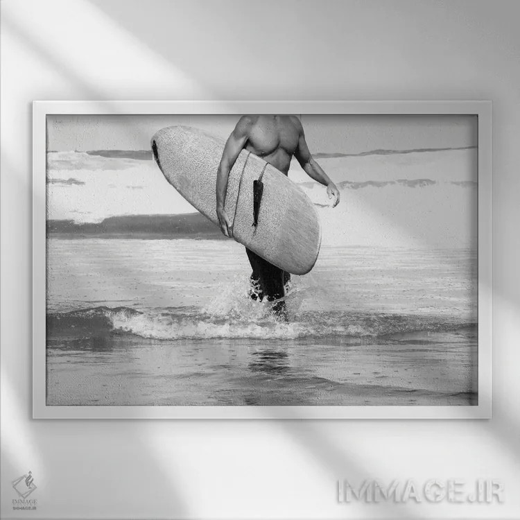 تابلو حال و هوای موجسوار سیاه و سفید I اثر هنر آنیتا و بلا - نمای قابدار سفید