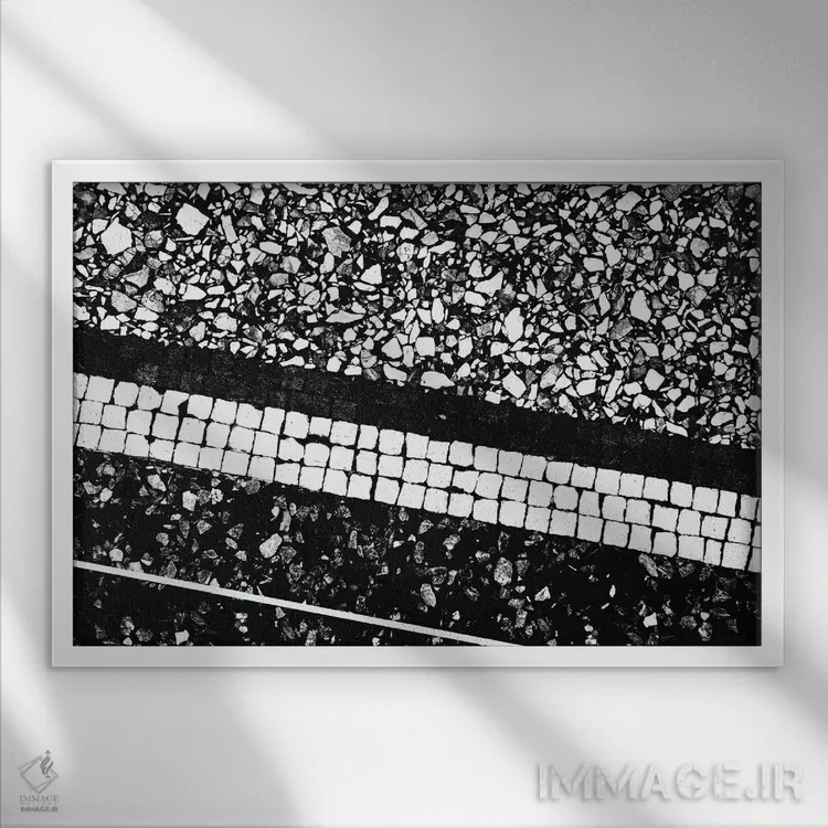 تابلو طرح ترازو سیاه و سفید I (طرح سنگفرش ایتالیایی) اثر هنر آنیتا و بلا - نمای قابدار سفید