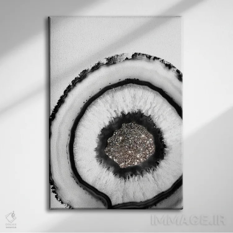 تابلو آگات سفید با درخشش نقرهای براق I اثر هنر آنیتا و بلا - نمای روبهرو روی دیوار