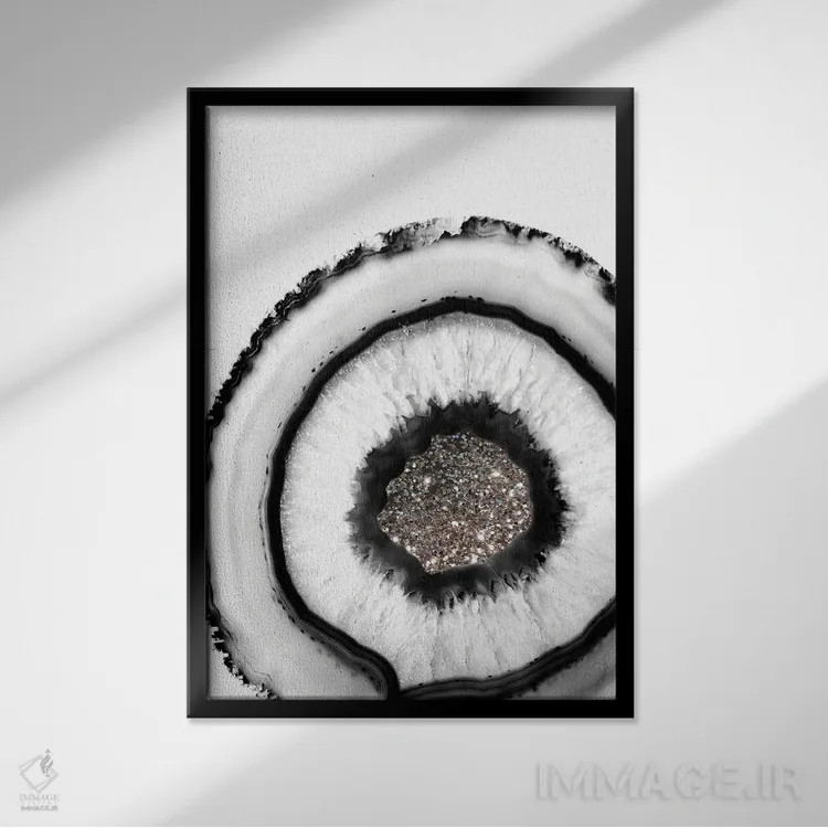 تابلو آگات سفید با درخشش نقرهای براق I اثر هنر آنیتا و بلا - نمای قابدار مشکی