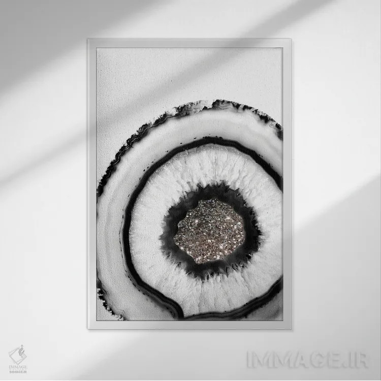 تابلو آگات سفید با درخشش نقرهای براق I اثر هنر آنیتا و بلا - نمای قابدار سفید