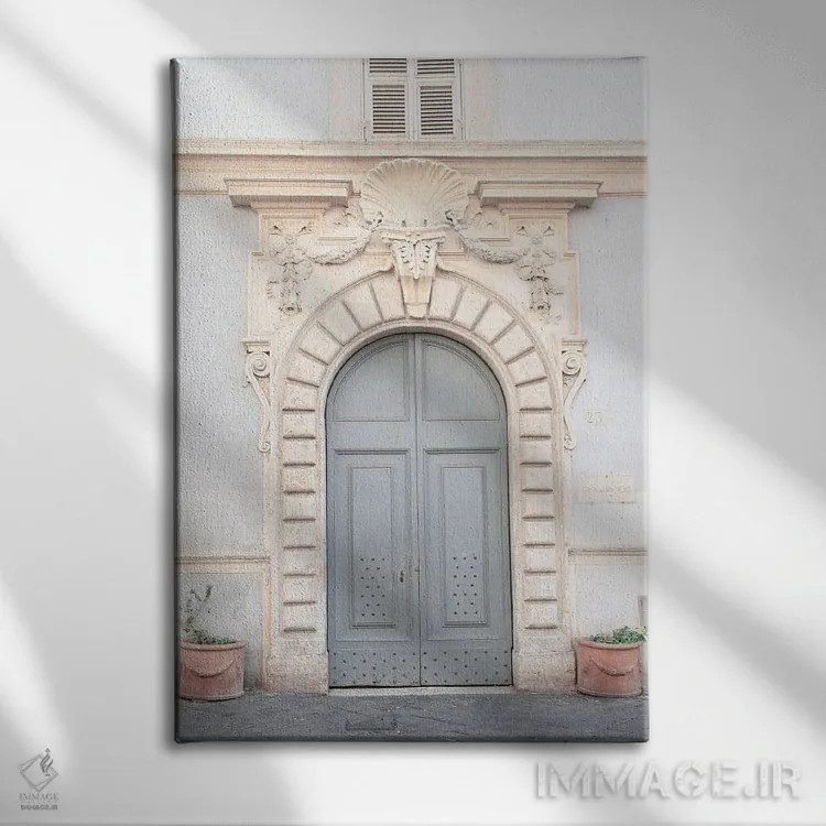 تابلو درِ آبی ملایم در تراستوره رم یک اثر هنر آنیتا و بلا - نمای روبهرو روی دیوار