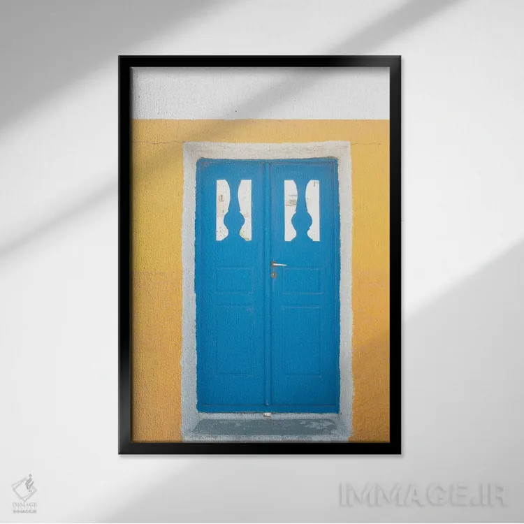تابلو دیدار درِ زرد و آبی در سانتورینی یک اثر هنر آنیتا و بلا - نمای قابدار مشکی