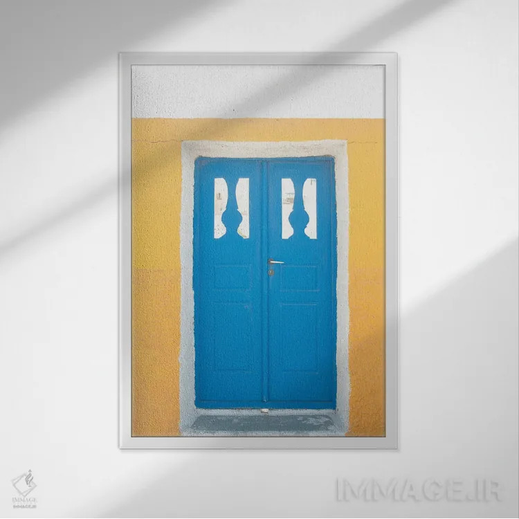 تابلو دیدار درِ زرد و آبی در سانتورینی یک اثر هنر آنیتا و بلا - نمای قابدار سفید