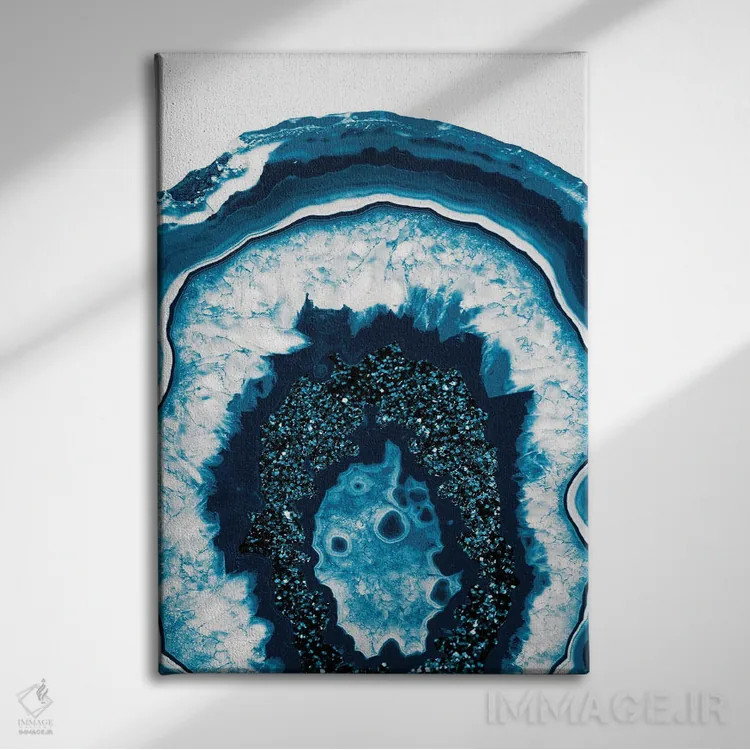 تابلو عقیق آبی و سفید با درخشش آبی یک اثر هنر آنیتا و بلا - نمای روبهرو روی دیوار