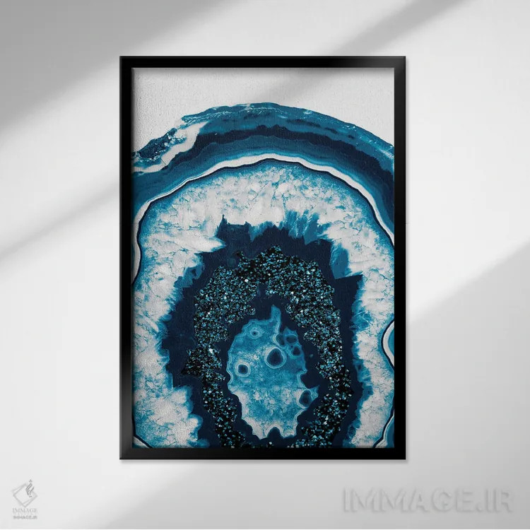 تابلو عقیق آبی و سفید با درخشش آبی یک اثر هنر آنیتا و بلا - نمای قابدار مشکی