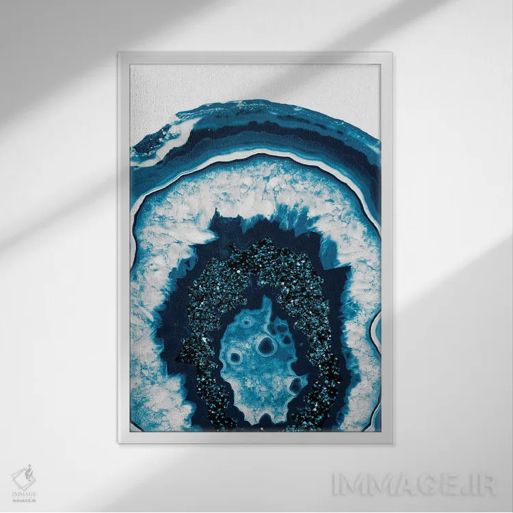 تابلو عقیق آبی و سفید با درخشش آبی یک اثر هنر آنیتا و بلا - نمای قابدار سفید