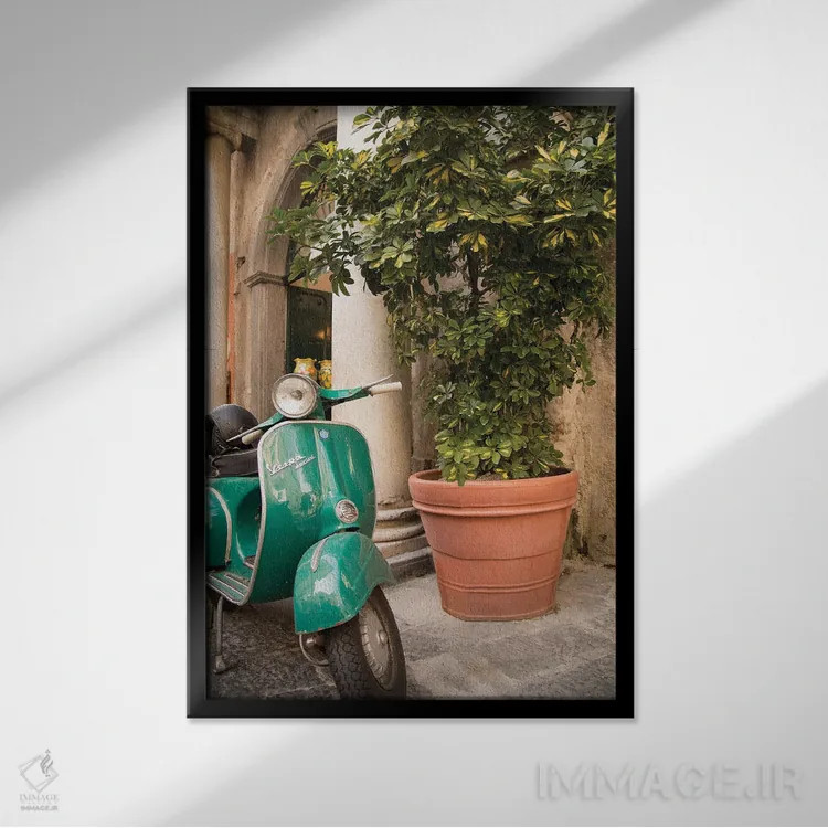 تابلو اسکوتر رترو در آمالفی یک اثر هنر آنیتا و بلا - نمای قابدار مشکی