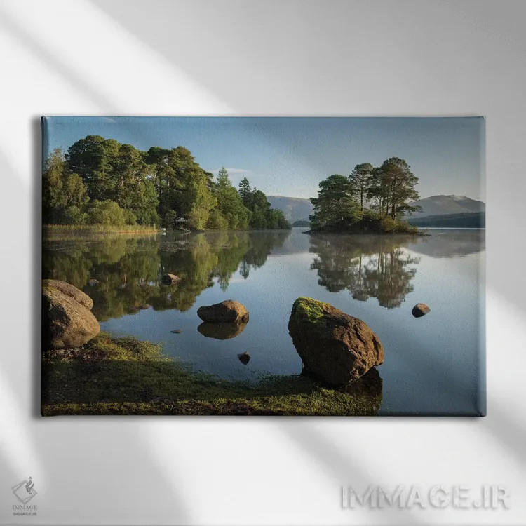 تابلو انعکاسهای دروِنت واتر (نام دریاچه) اثر آدام برتون - نمای روبهرو روی دیوار