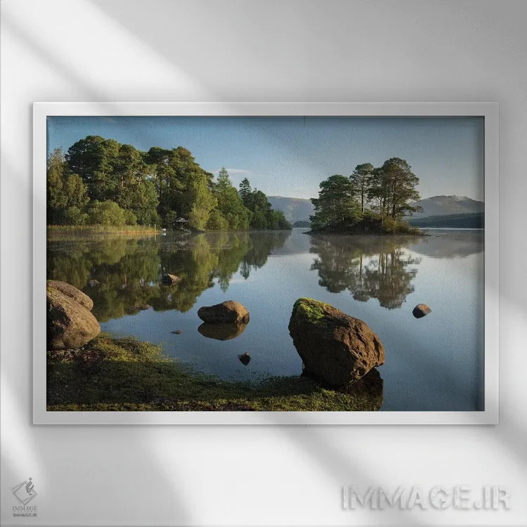 تابلو انعکاسهای دروِنت واتر (نام دریاچه) اثر آدام برتون - نمای قابدار سفید