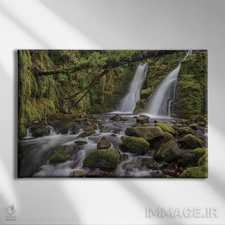 تابلو آبشار مخفی اثر آدام برتون - نمای روبهرو روی دیوار