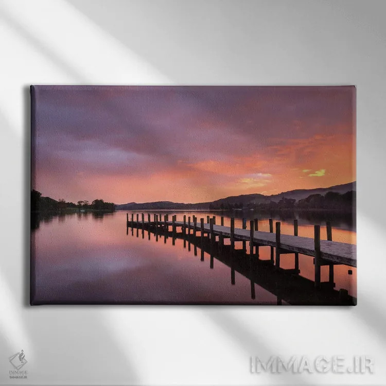 تابلو اسکلهٔ غروب اثر آدام برتون - نمای روبهرو روی دیوار