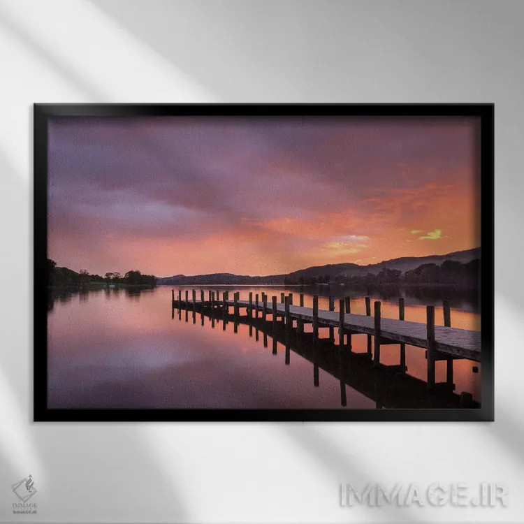 تابلو اسکلهٔ غروب اثر آدام برتون - نمای قابدار مشکی