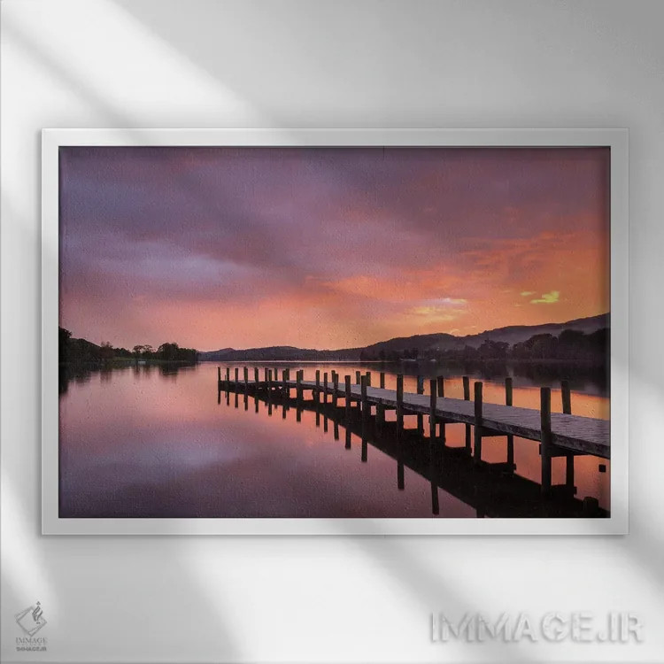 تابلو اسکلهٔ غروب اثر آدام برتون - نمای قابدار سفید