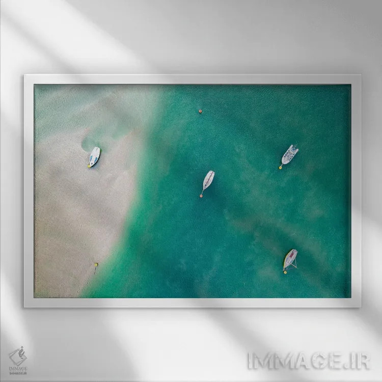 تابلو زمینگیر شده اثر آدام برتون - نمای قابدار سفید