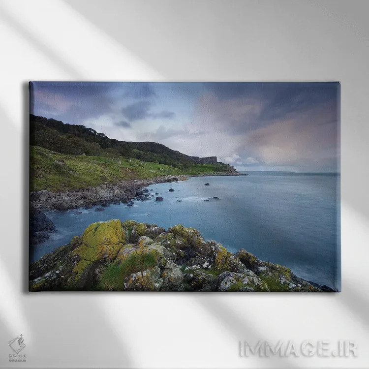 تابلو آبیهای فیر هد (نام منطقه) اثر آدام برتون - نمای روبهرو روی دیوار