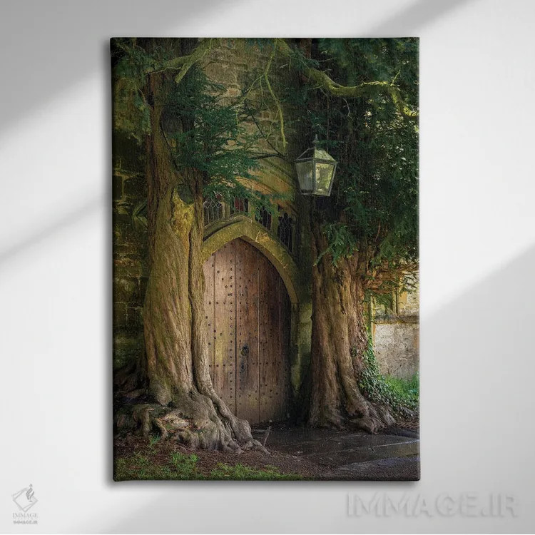 تابلو دروازههای دورین (ارجاع به ارباب حلقهها) اثر آدام برتون - نمای روبهرو روی دیوار