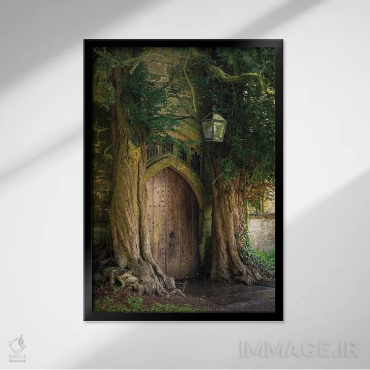 تابلو دروازههای دورین (ارجاع به ارباب حلقهها) اثر آدام برتون - نمای قابدار مشکی