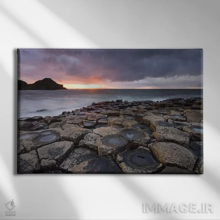 تابلو دالان غولها (محل جاذبهٔ طبیعی ایرلند شمالی) اثر آدام برتون - نمای روبهرو روی دیوار