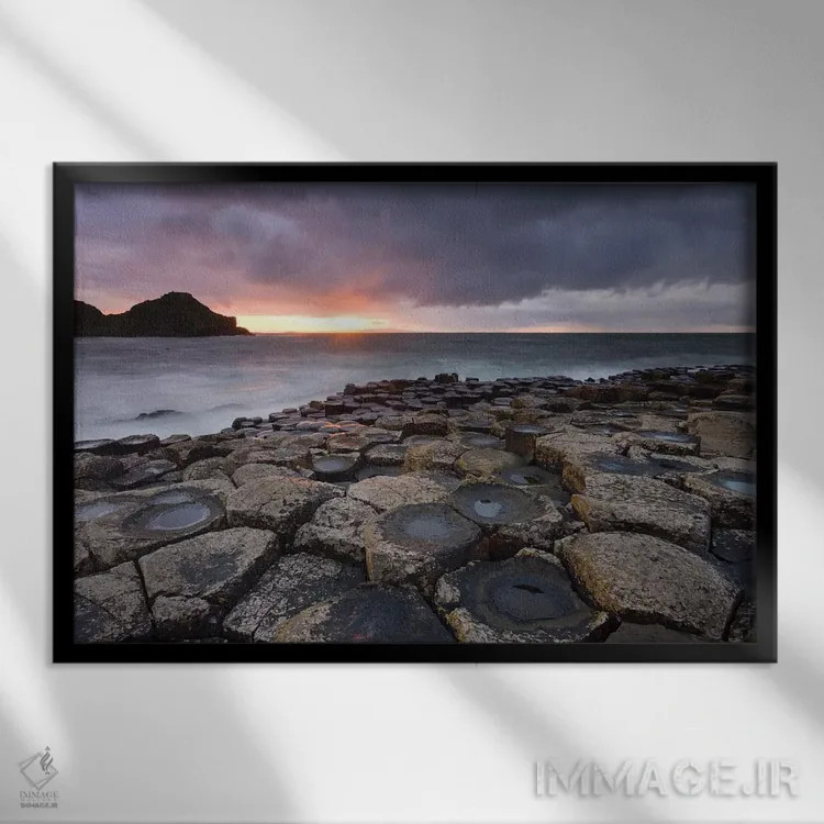 تابلو دالان غولها (محل جاذبهٔ طبیعی ایرلند شمالی) اثر آدام برتون - نمای قابدار مشکی