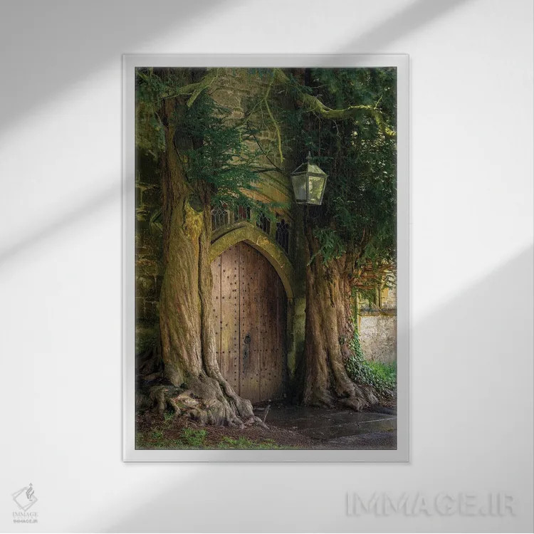 تابلو دروازههای دورین (ارجاع به ارباب حلقهها) اثر آدام برتون - نمای قابدار سفید