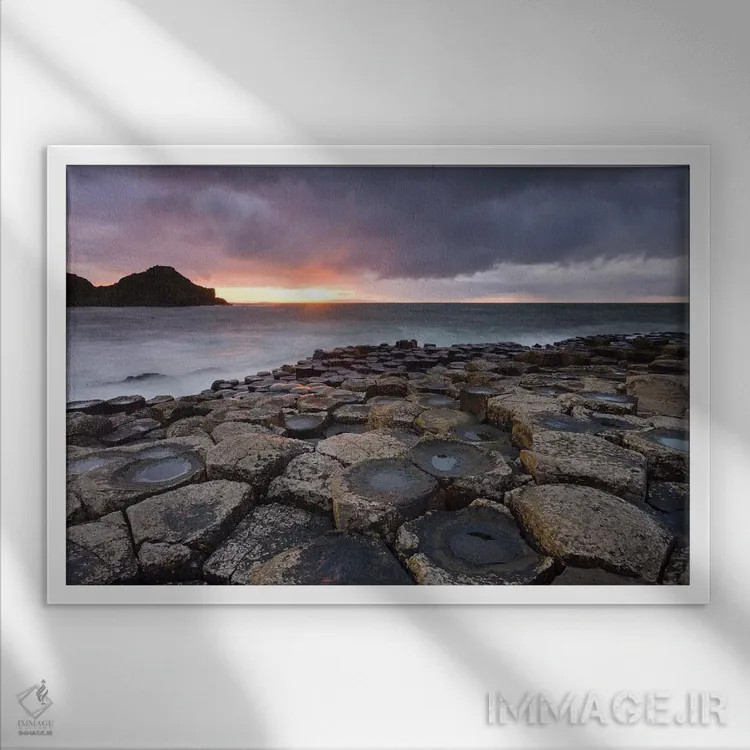 تابلو دالان غولها (محل جاذبهٔ طبیعی ایرلند شمالی) اثر آدام برتون - نمای قابدار سفید