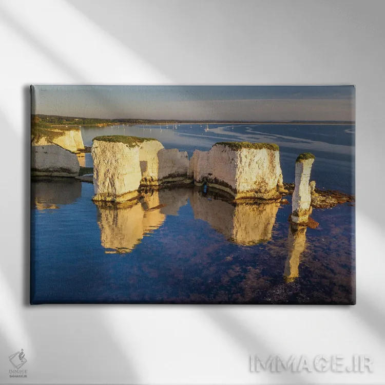 تابلو صخرههای اولد هری (محل جغرافیایی) اثر آدام برتون - نمای روبهرو روی دیوار