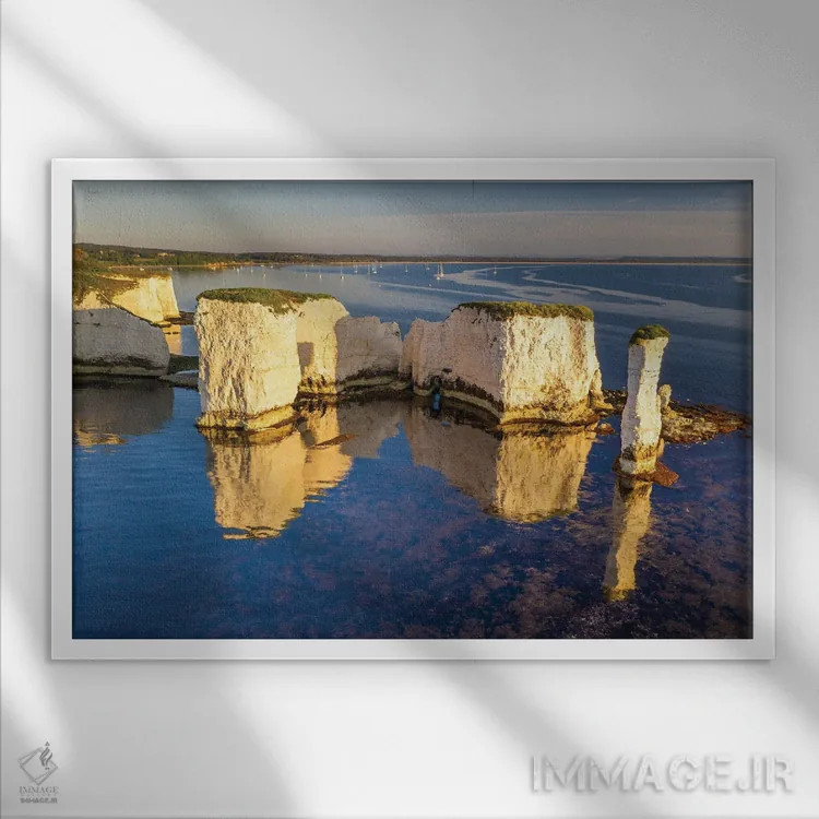 تابلو صخرههای اولد هری (محل جغرافیایی) اثر آدام برتون - نمای قابدار سفید