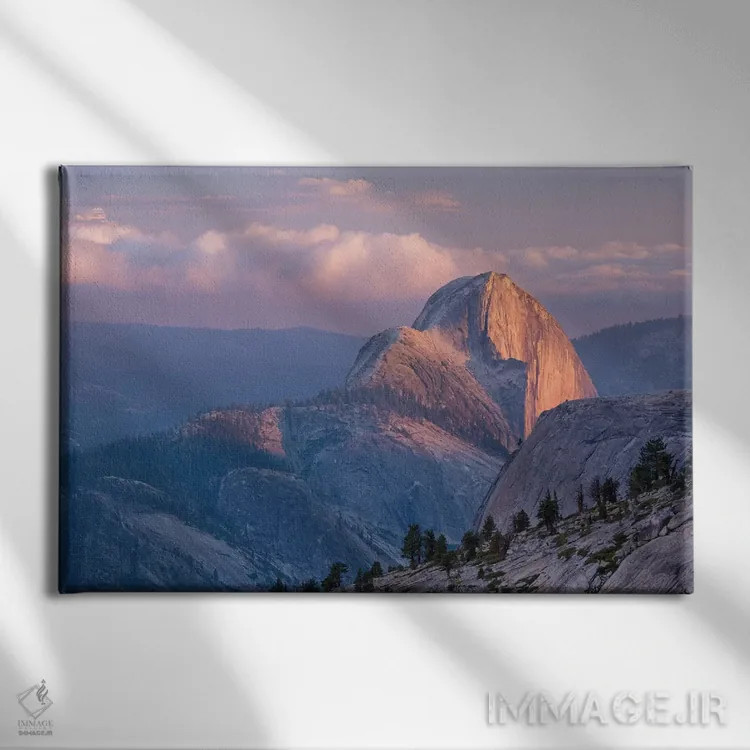 تابلو هاف دوم (قلهٔ معروف یوسمیتی) اثر آدام برتون - نمای روبهرو روی دیوار