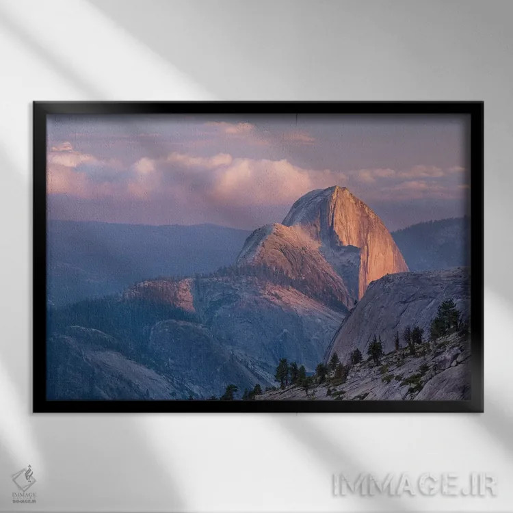 تابلو هاف دوم (قلهٔ معروف یوسمیتی) اثر آدام برتون - نمای قابدار مشکی