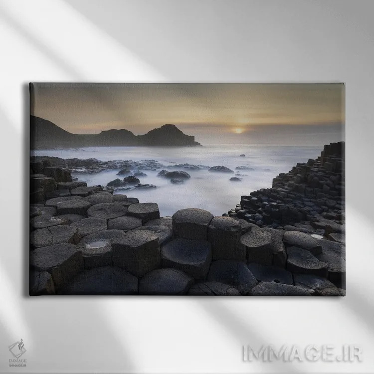 تابلو دالان غولها (محل جغرافیایی) اثر آدام برتون - نمای روبهرو روی دیوار