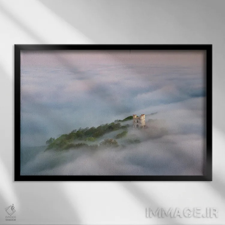 تابلو قلعه در ابرها اثر آدام برتون - نمای قابدار مشکی