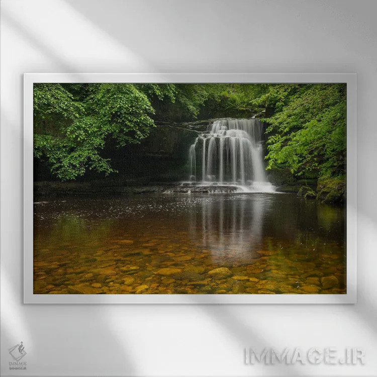 تابلو یک جای مخفی اثر آدام برتون - نمای قابدار سفید